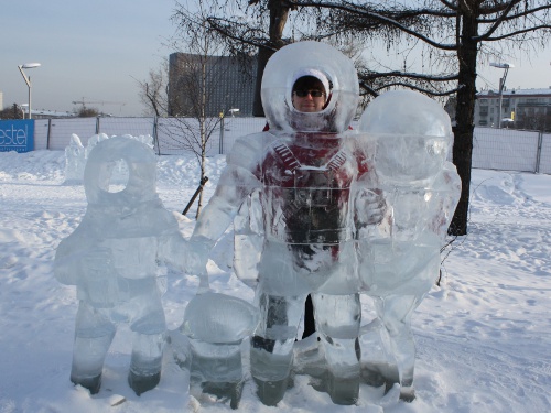 Вьюговей-2010, ледяные скульптуры: Семья астронавтов