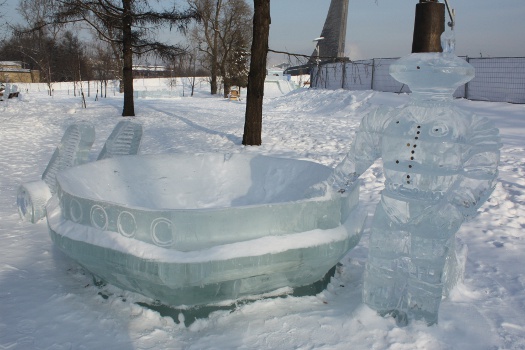 Вьюговей-2010, ледяные скульптуры: Робот и тарелка