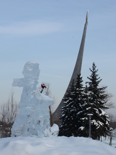 Вьюговей-2010, ледяные скульптуры: Мальчик с собакой