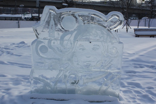 Вьюговей-2010, ледяные скульптуры: Женщина-космонавт