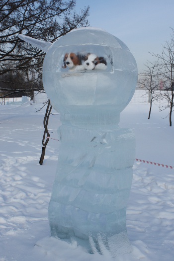 Вьюговей-2010, ледяные скульптуры: Белка и Стрелка