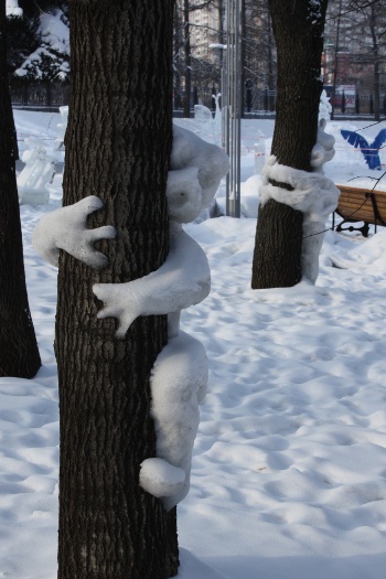 Вьюговей-2010, ледяные скульптуры: Чудики на дереве