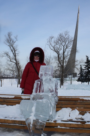 Вьюговей-2010, ледяные скульптуры: Робот на лавочке и Леся
