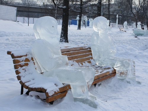 Вьюговей-2010, ледяные скульптуры: Космонавты на лавочке