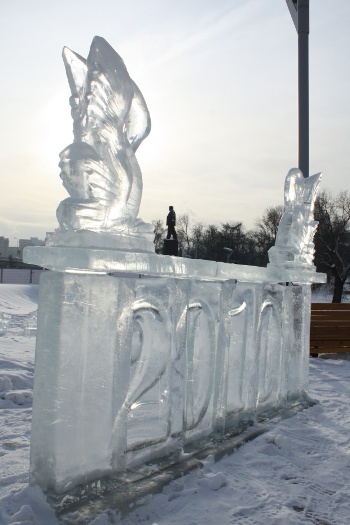 Вьюговей-2010, ледяные скульптуры: Фигура при входе на выставку