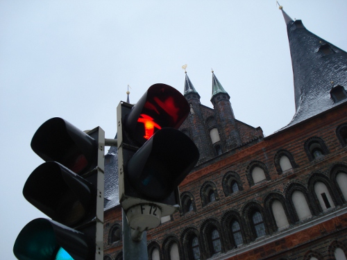 Любек: Голштинские ворота и светофор